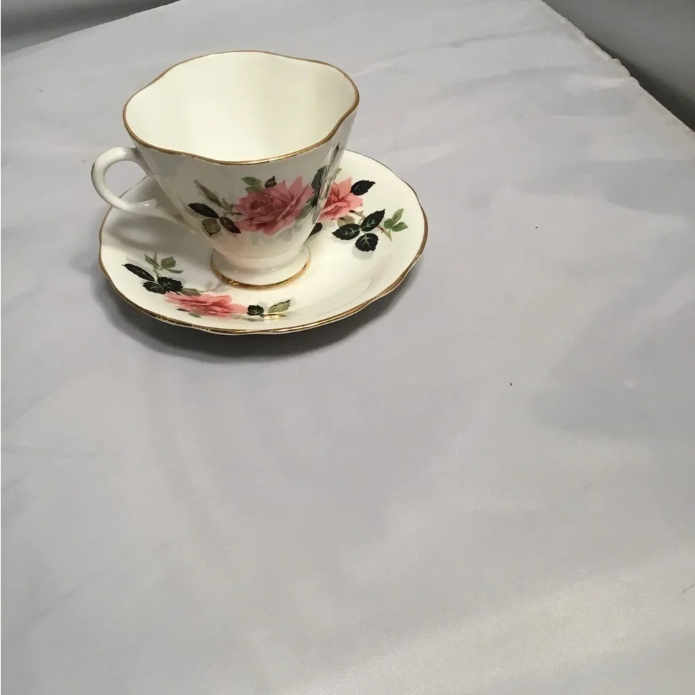 Vintage‎ CLARENCE BONE CHINA MADE IN ENGLAND TEA CUP